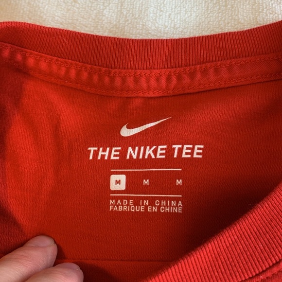 NIKE T Shirt Adult Medium Red Basketball Hoop Pictures The Nike Tee - Picture 5 of 8